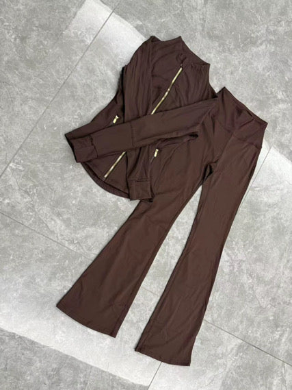 Conjunto deportivo de dos piezas con chaqueta y pantalon acampanado