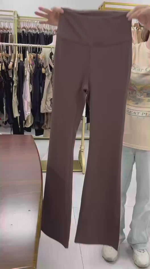 Conjunto deportivo de dos piezas con chaqueta y pantalon acampanado